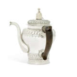 A WILLIAM III SILVER CHOCOLATE-POT AND COVER - фото 3