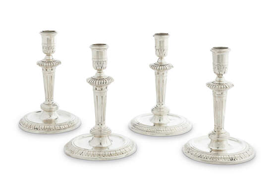 A SET OF FOUR WILLIAM III SILVER CANDLESTICKS - Foto 1