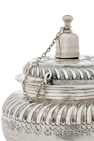 A WILLIAM III SILVER CHOCOLATE-POT AND COVER - photo 5