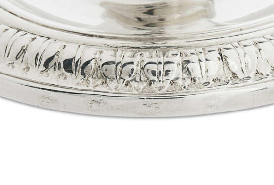 A SET OF FOUR WILLIAM III SILVER CANDLESTICKS - photo 3