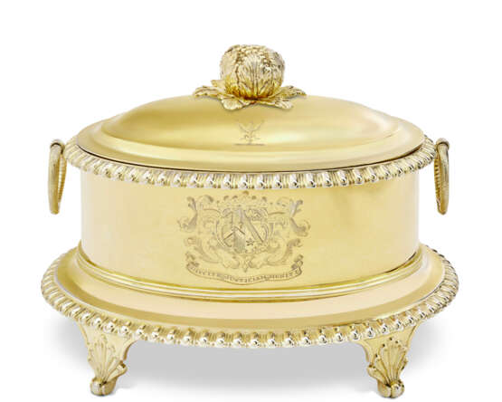 A GEORGE III SILVER-GILT BUTTER DISH AND COVER - фото 1