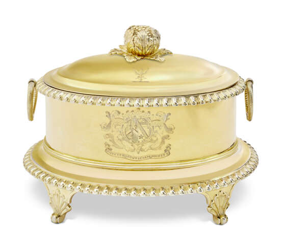 A GEORGE III SILVER-GILT BUTTER DISH AND COVER - photo 1