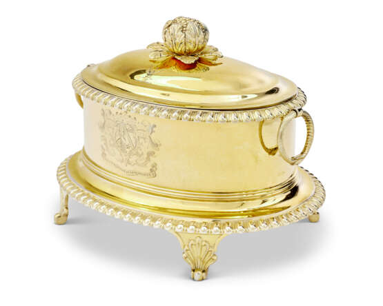 A GEORGE III SILVER-GILT BUTTER DISH AND COVER - Foto 2