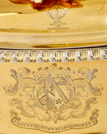 A GEORGE III SILVER-GILT BUTTER DISH AND COVER - фото 3
