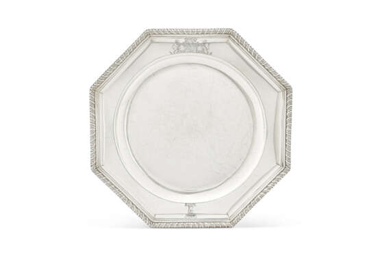 A SET OF FOUR GEORGE II SILVER SECOND-COURSE DISHES - фото 2