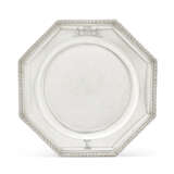 A SET OF FOUR GEORGE II SILVER SECOND-COURSE DISHES - Foto 2