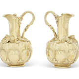 A PAIR OF GEORGE IV SILVER-GILT CLARET JUGS - Foto 3