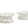 A PAIR OF GEORGE III SILVER DISH RINGS - Auktionsarchiv