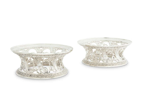 A PAIR OF GEORGE III SILVER DISH RINGS - фото 1