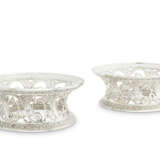 A PAIR OF GEORGE III SILVER DISH RINGS - Foto 2