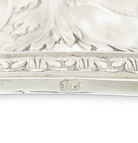 A PAIR OF GEORGE III SILVER DISH RINGS - фото 4
