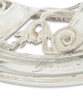 A PAIR OF GEORGE III SILVER DISH RINGS - Foto 5