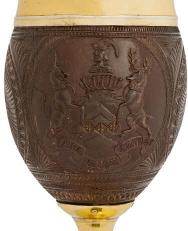 A PAIR OF GEORGE III SILVER-GILT MOUNTED COCONUT CUPS - Foto 2