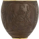 A PAIR OF GEORGE III SILVER-GILT MOUNTED COCONUT CUPS - Foto 2