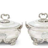 A PAIR OF REGENCY SILVER SAUCE TUREENS AND COVERS - Foto 1