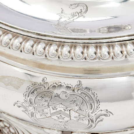 A PAIR OF REGENCY SILVER SAUCE TUREENS AND COVERS - Foto 2