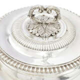 A PAIR OF REGENCY SILVER SAUCE TUREENS AND COVERS - фото 3