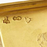 A LOUIS XV GOLD SNUFF-BOX - Foto 5