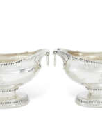 Эндрю Фогельберг. A PAIR OF GEORGE III SILVER DOUBLE-LIPPED SAUCEBOATS