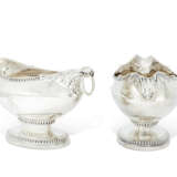 A PAIR OF GEORGE III SILVER DOUBLE-LIPPED SAUCEBOATS - Foto 2