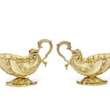 A PAIR OF GEORGE II SILVER-GILT SAUCEBOATS - фото 2