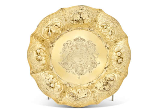 A SET OF FIVE GEORGE IV SILVER-GILT DESSERT STANDS AND EIGHT DESSERT PLATES EN SUITE - photo 2