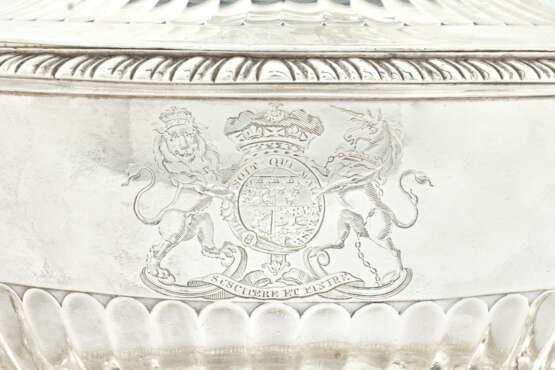A PAIR OF GEORGE III ROYAL SILVER SOUP TUREENS, COVERS AND STANDS - фото 5