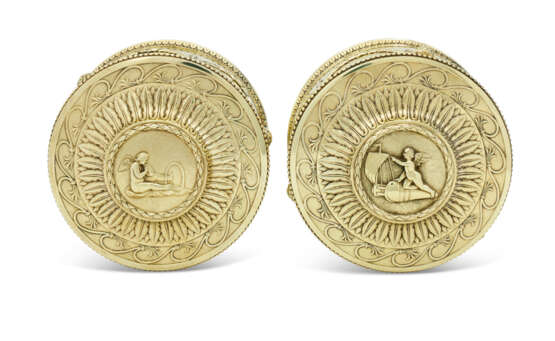 A PAIR OF GEORGE III SILVER-GILT TOILET BOXES - фото 2