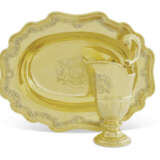 A GEORGE II SILVER-GILT EWER AND BASIN FROM THE BEAUFORT DRESSING PLATE - Foto 1