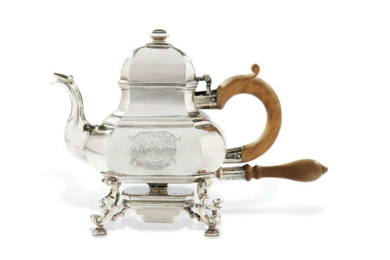 A QUEEN ANNE SILVER TEAPOT, STAND AND LAMP - photo 1