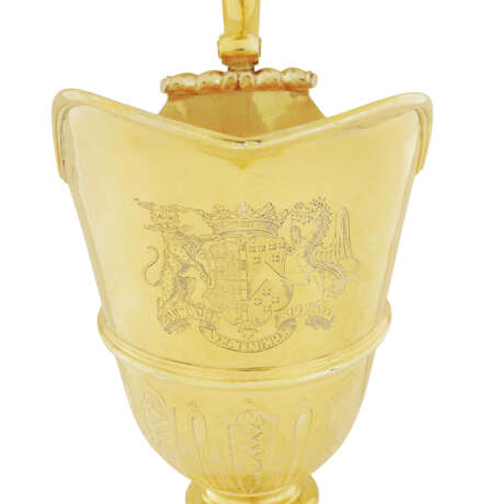 A GEORGE II SILVER-GILT EWER AND BASIN FROM THE BEAUFORT DRESSING PLATE - фото 3