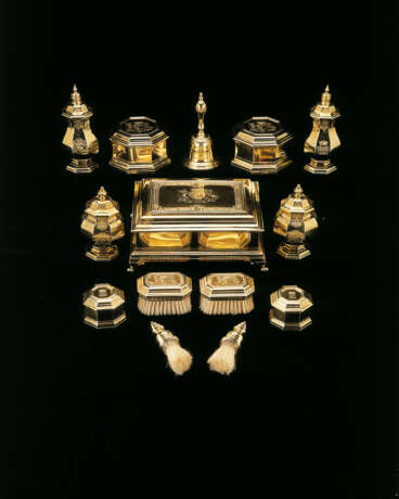 A GEORGE II SILVER-GILT EWER AND BASIN FROM THE BEAUFORT DRESSING PLATE - Foto 6