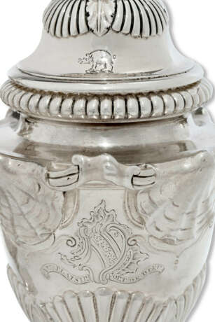 A PAIR OF GEORGE II SILVER CONDIMENT VASES - photo 2