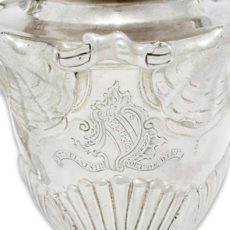A PAIR OF GEORGE II SILVER CONDIMENT VASES - фото 3