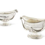 A PAIR OF GEORGE III SILVER SAUCEBOATS FROM THE PAGET SERVICE - Foto 1