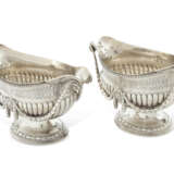 A PAIR OF GEORGE III SILVER SAUCEBOATS FROM THE PAGET SERVICE - Foto 2