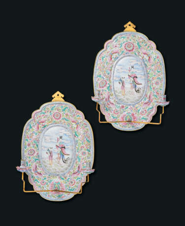 A PAIR OF CHINESE FAMILLE ROSE PAINTED ENAMEL WALL SCONCES - Foto 1