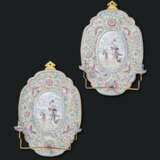 A PAIR OF CHINESE FAMILLE ROSE PAINTED ENAMEL WALL SCONCES - фото 1