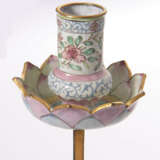 A PAIR OF CHINESE FAMILLE ROSE PAINTED ENAMEL WALL SCONCES - Foto 6