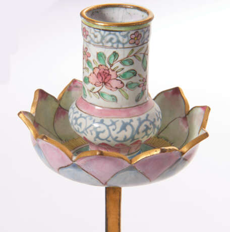 A PAIR OF CHINESE FAMILLE ROSE PAINTED ENAMEL WALL SCONCES - Foto 6