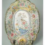 A PAIR OF CHINESE FAMILLE ROSE PAINTED ENAMEL WALL SCONCES - Foto 8