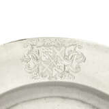 A SET OF TWENTY-FOUR GEORGE I SILVER DINNER PLATES FROM THE WINNINGTON SERVICE - photo 3