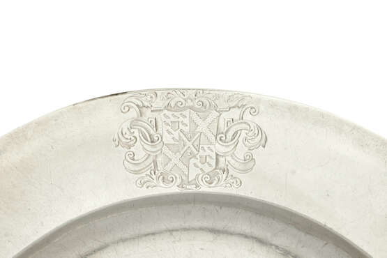 A SET OF TWENTY-FOUR GEORGE I SILVER DINNER PLATES FROM THE WINNINGTON SERVICE - Foto 3