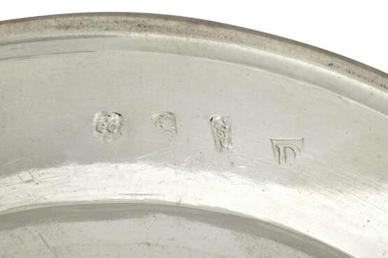 A SET OF TWENTY-FOUR GEORGE I SILVER DINNER PLATES FROM THE WINNINGTON SERVICE - Foto 4