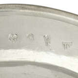 A SET OF TWENTY-FOUR GEORGE I SILVER DINNER PLATES FROM THE WINNINGTON SERVICE - photo 4
