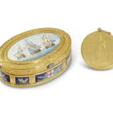 A GEORGE III ENAMELLED TWO-COLOUR GOLD FREEDOM BOX, A LARGE NAVAL GOLD MEDAL AND TWO DOCUMENTS - photo 1