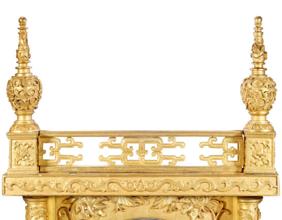 A CHINESE IMPERIAL ORMOLU QUARTER-STRIKING TABLE CLOCK - photo 6