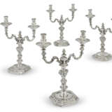 A SET OF FOUR GEORGE II SILVER TWO-LIGHT CANDELABRA - Foto 1