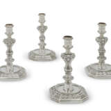 A SET OF FOUR GEORGE II SILVER TWO-LIGHT CANDELABRA - Foto 3