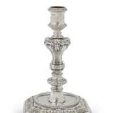 A SET OF FOUR GEORGE II SILVER TWO-LIGHT CANDELABRA - Foto 4
